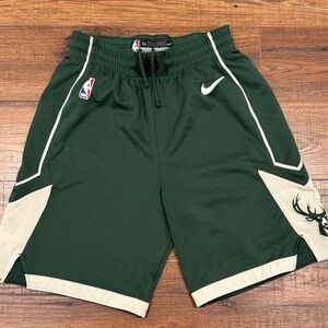 Men’s Nike Milwaukee Bucks NBA Shorts sz: 34 (Medium)